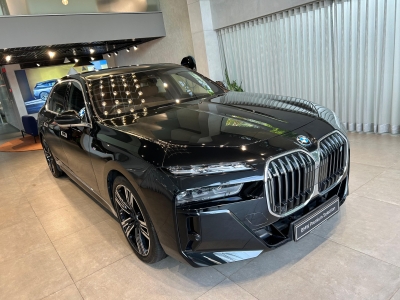 BMW i7  (2023)