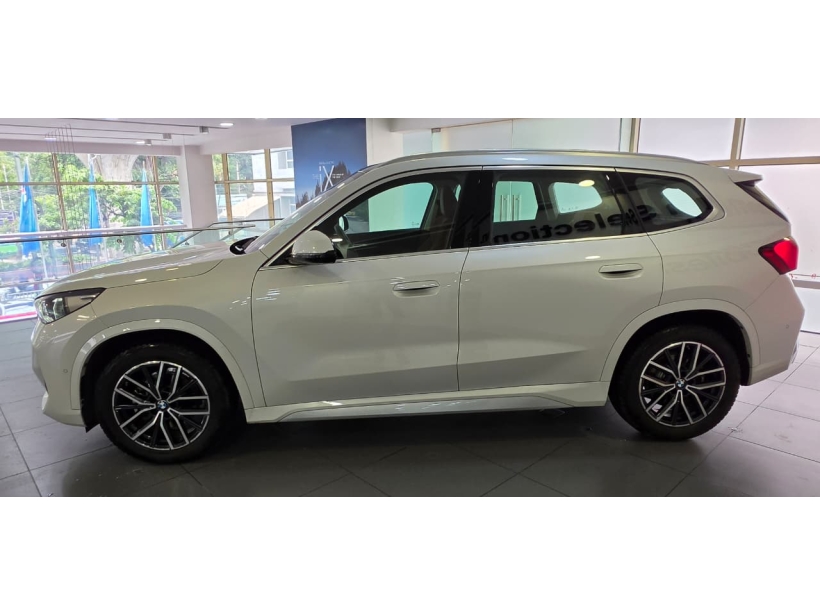 BMW iX1 LWB