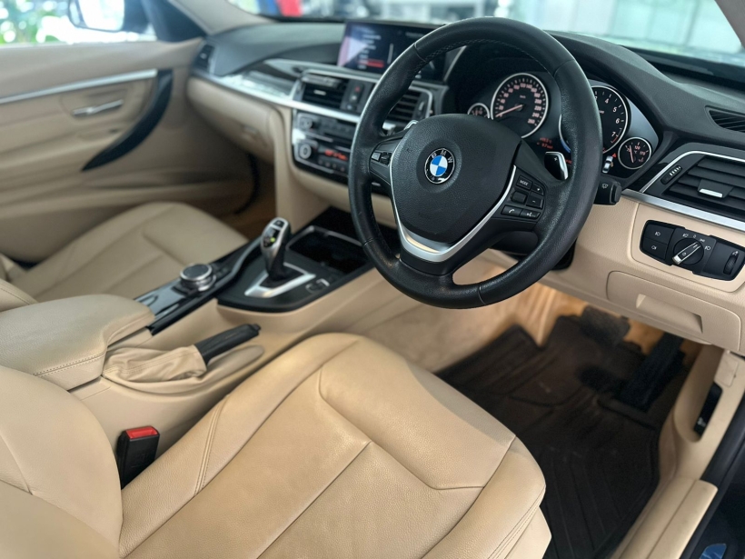 BMW 3 Series 320i Luxury Line