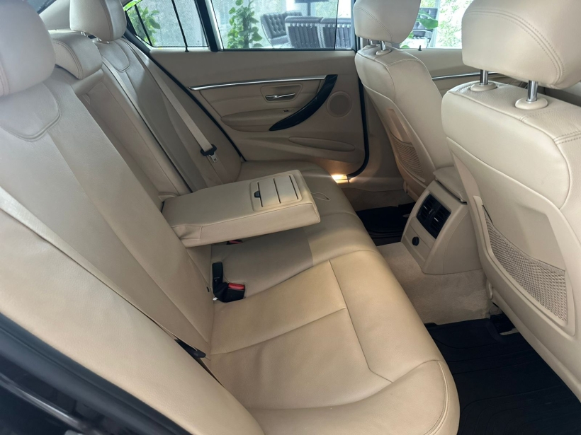 BMW 3 Series 320i Luxury Line